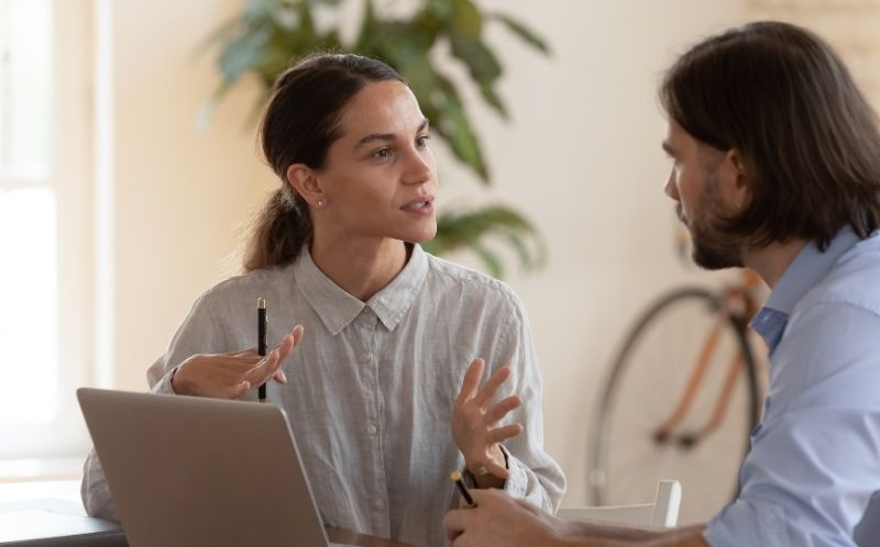 Chica hablando con un chico en una sesión de coaching